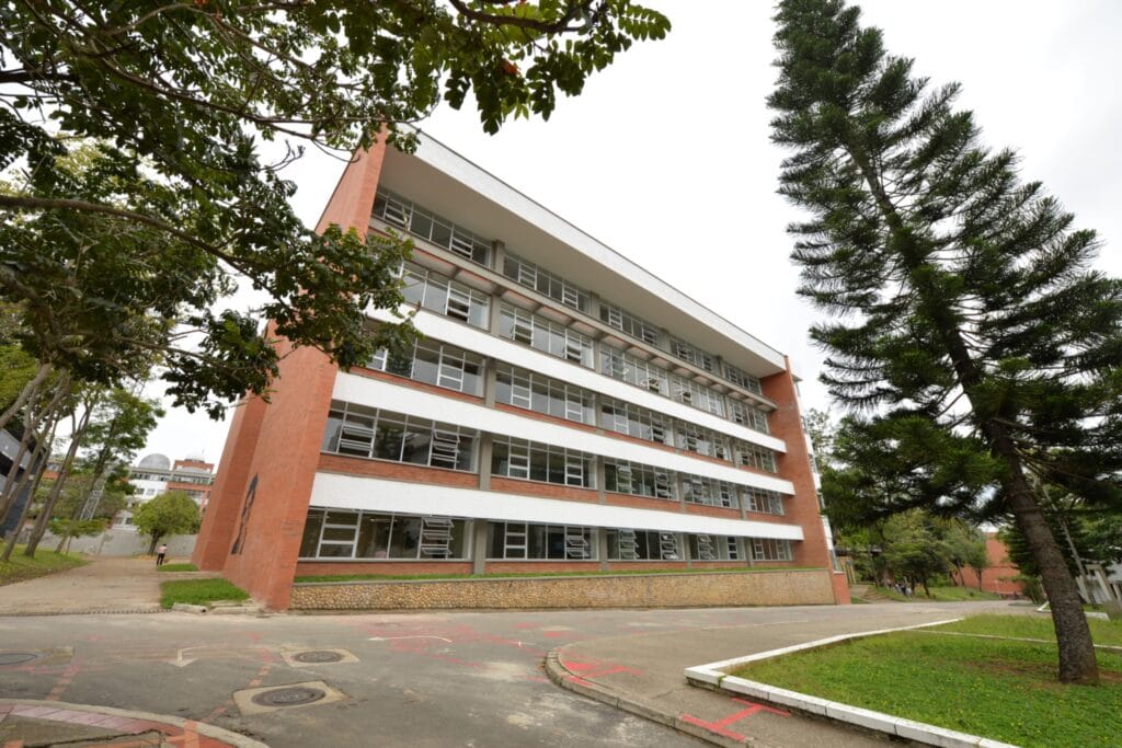 Estudiante de la UIS lucha por su vida luego de ser atacado con sustancias químicas