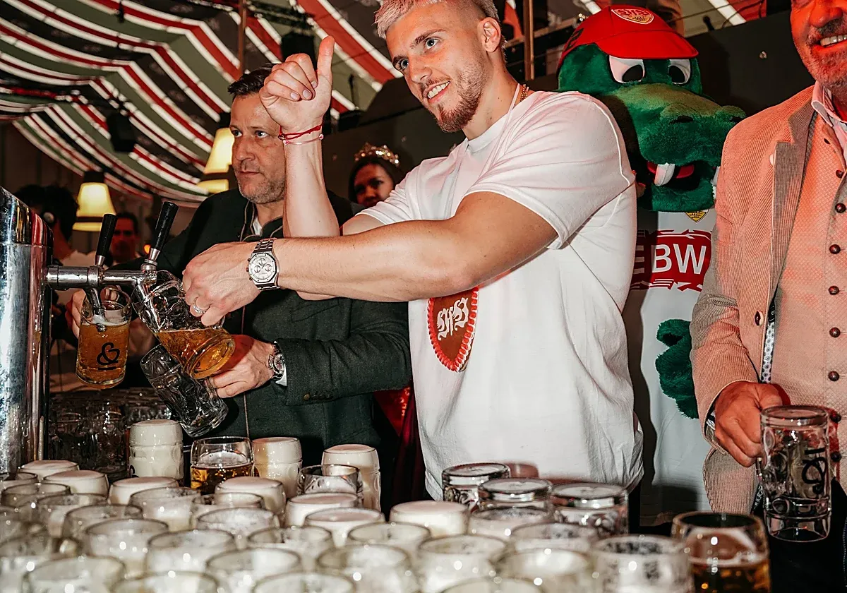 Demirovic cumple su promesa y regaló cerveza en Stuttgart