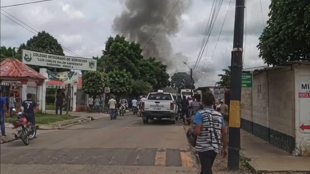 Explosión y ráfagas de terror en Saravena: ataque deja una mujer muerta y ocho policías heridos