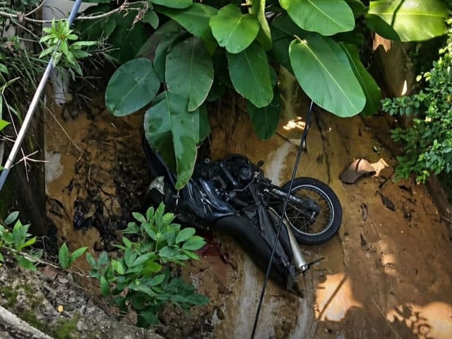 Tres en motocicleta terminan en un caño tras perder el control en vía Matanza, Santander