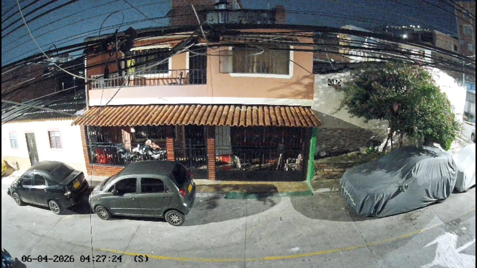 VIDEO- Cámara registró cómo pareja de ladrones en Floridablanca hurtaron el computador de carro