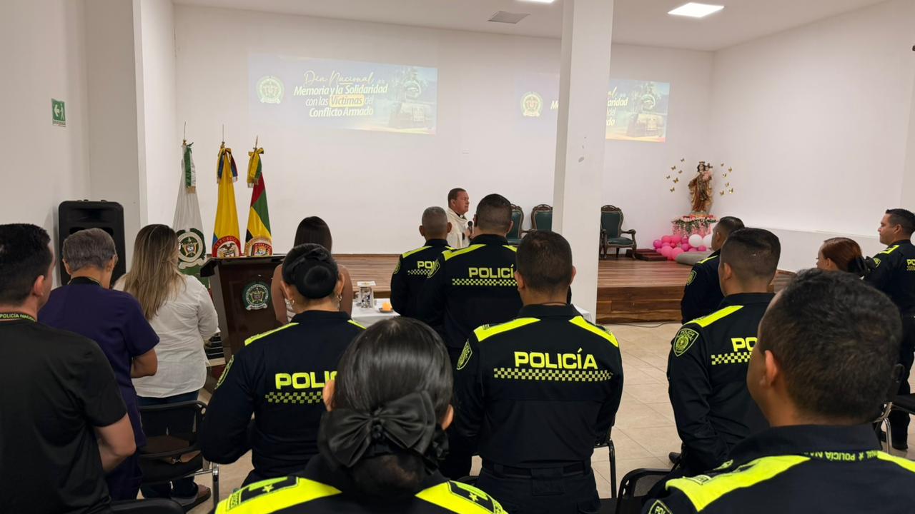 Policía de Santander rinde homenaje a víctimas y reafirma compromiso de paz