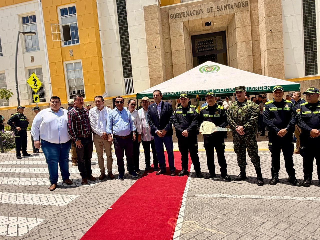 Refuerzo a la seguridad en Santander: Policía recibe nuevas camionetas y motos