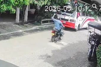 EN cámara de seguridad fue grabado un sujeto vandalizando busetas de servicio público en Santander