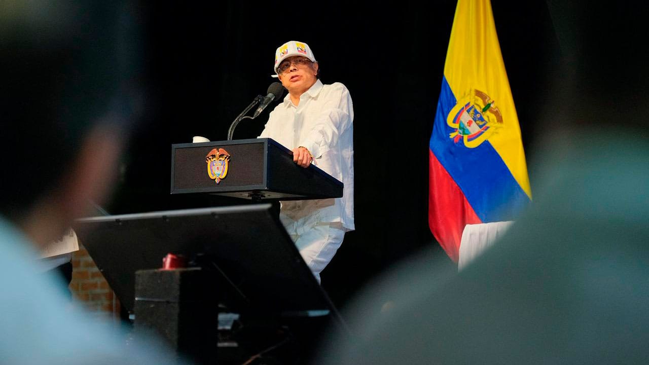 Petro asegura que retención de ahorros pensionales podría poner en peligro pago de pensiones por parte de Colpensiones