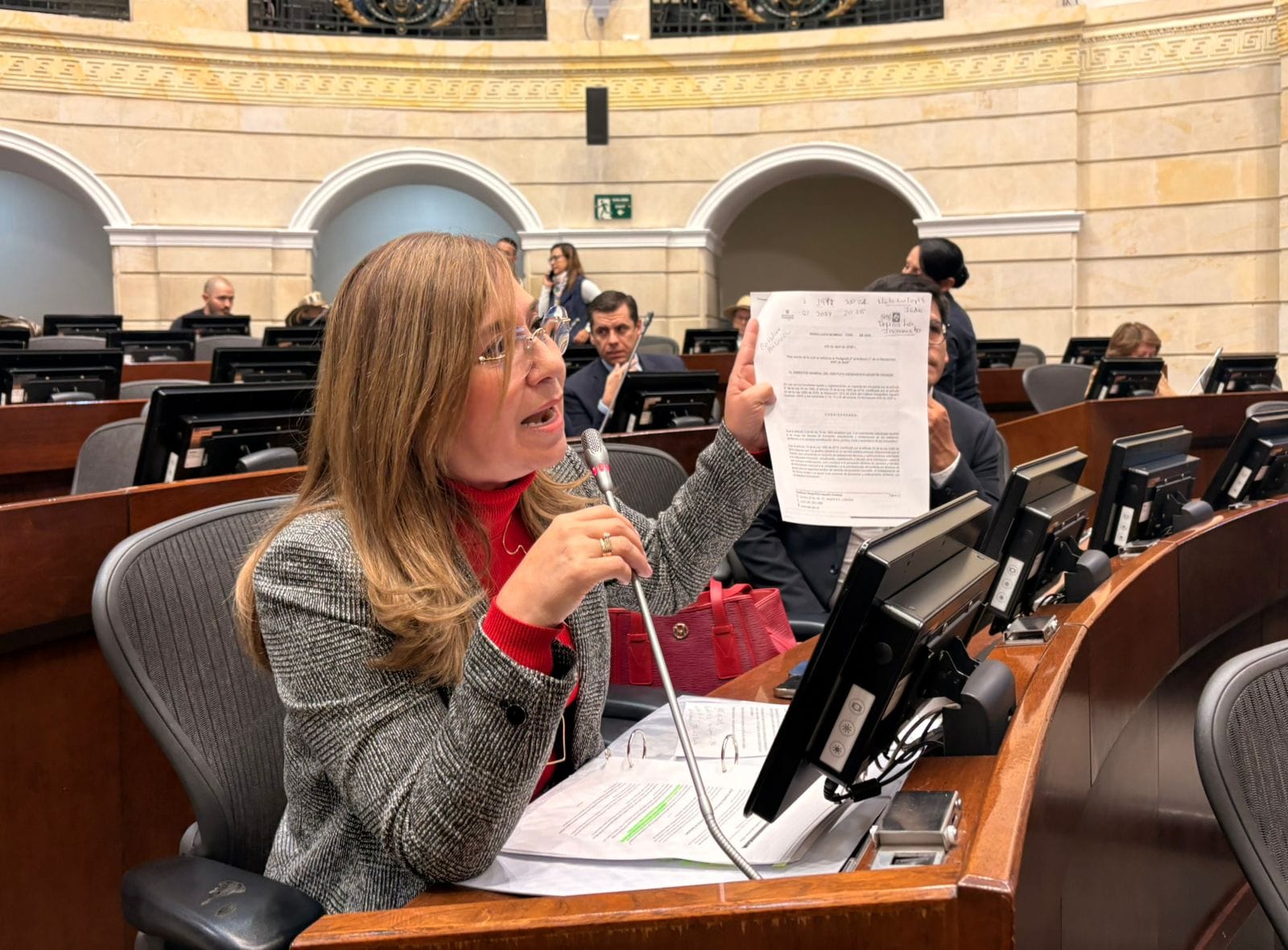 “El dolor la está matando”: senadora Hurtado alerta caso crítico de desprotección a víctimas de biopolímeros
