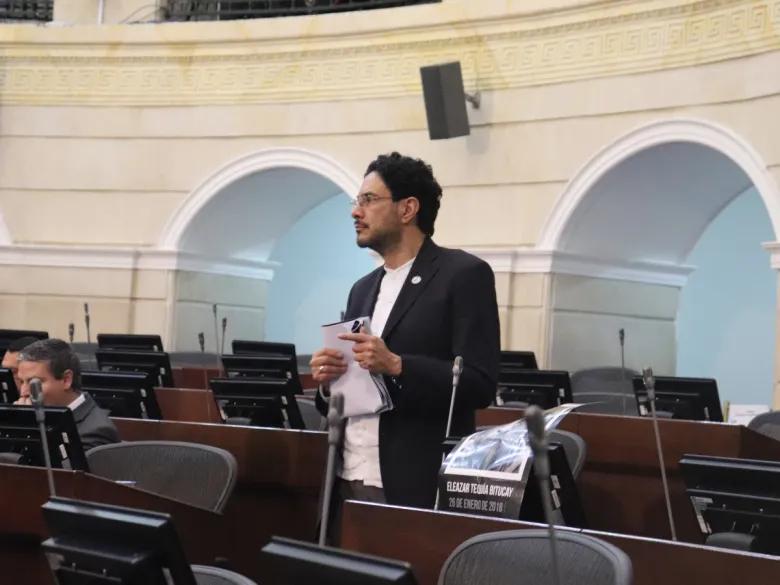 Senador santandereano arremete contra Iván Cepeda por su ausentismo del Congreso