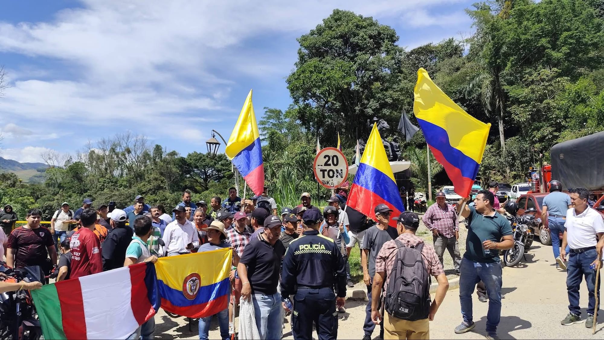 Charaleños se pararon en la raya e impidieron paso de caravana petrista hacia localidad