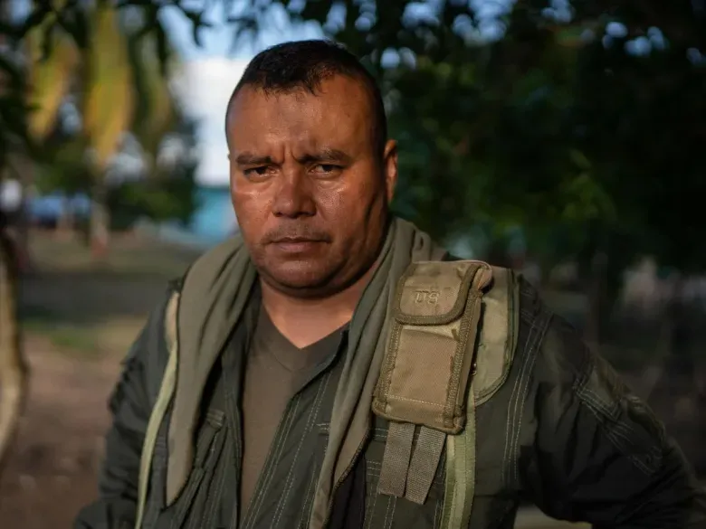 Alias Calarcá “gestor de paz” asesinando militares