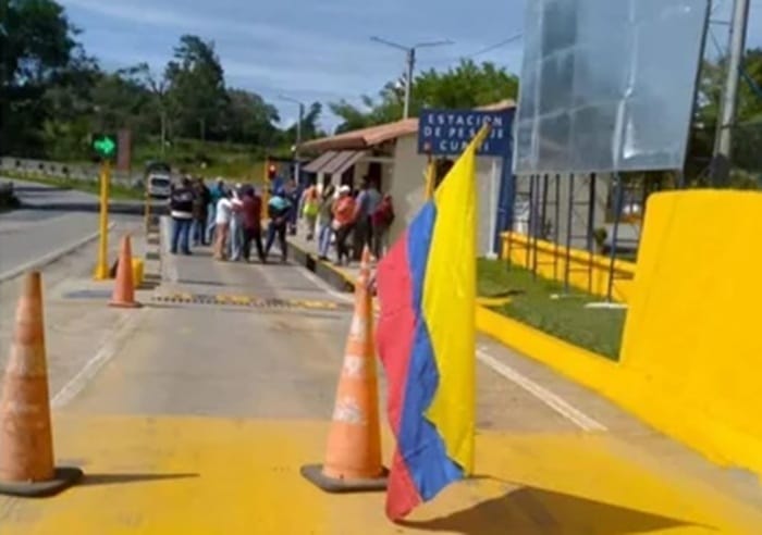 Manifestantes bloquean básculas en la ruta Curos–San Gil y Saboyá–Oiba