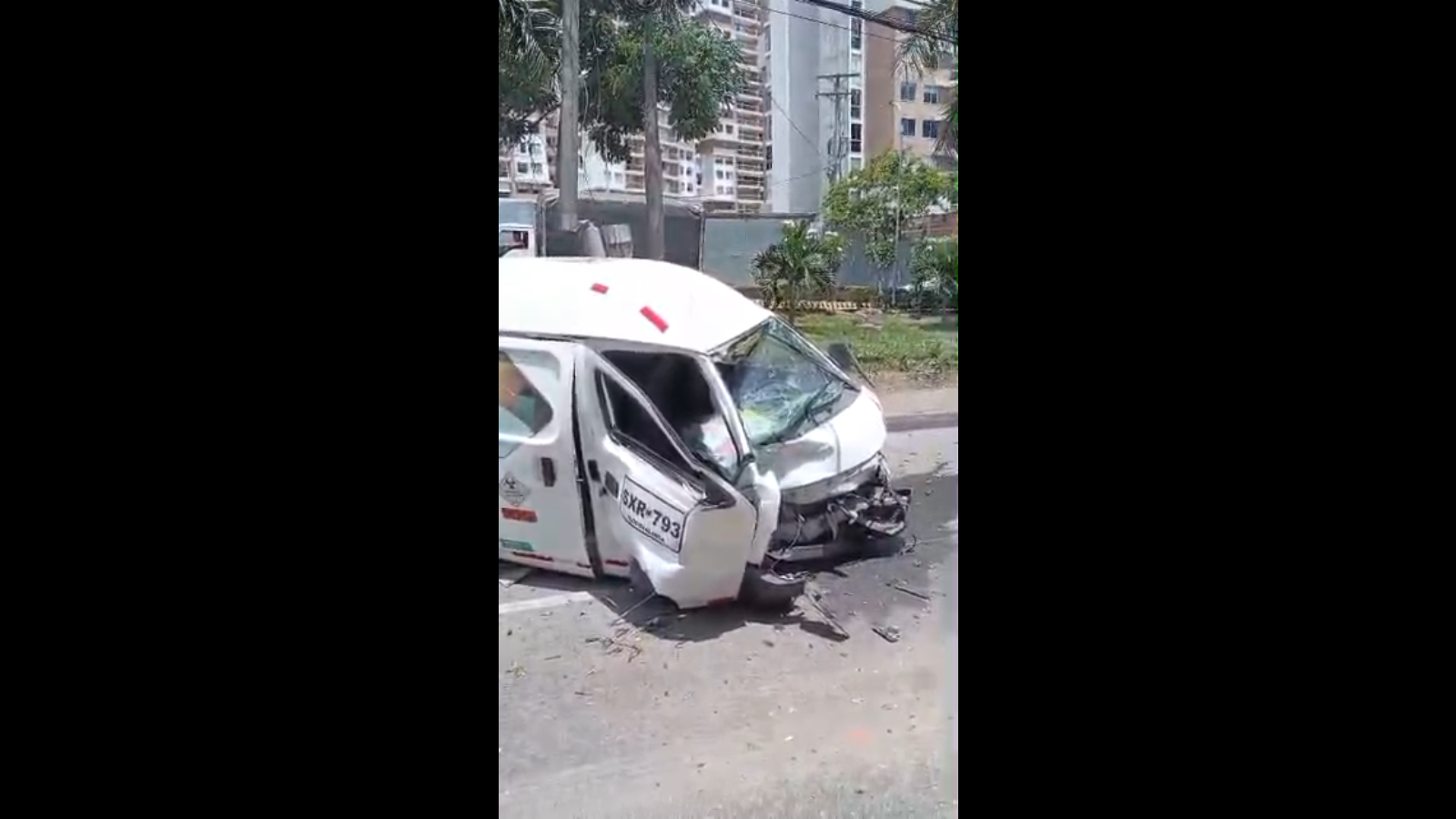 Impacto brutal en Floridablanca: buseta perdió el control y terminó estrellada contra un poste