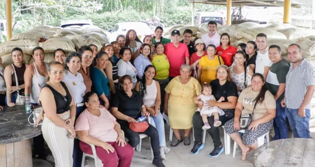 Mujeres rurales reciben ayudas para cría avícola en Piedecuesta
