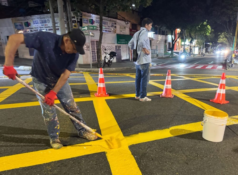 Seguridad pintada sobre el asfalto de la carrera 33