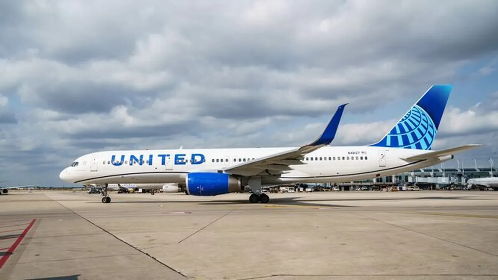 Avión choca contra camión y poste en autopista de Nueva York