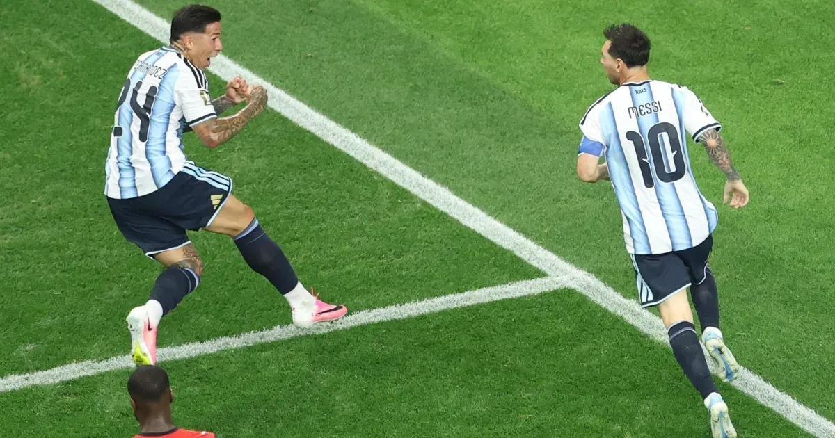 Messi guía a Argentina a los dieciseisavos de final y rompe otro récord mundialista