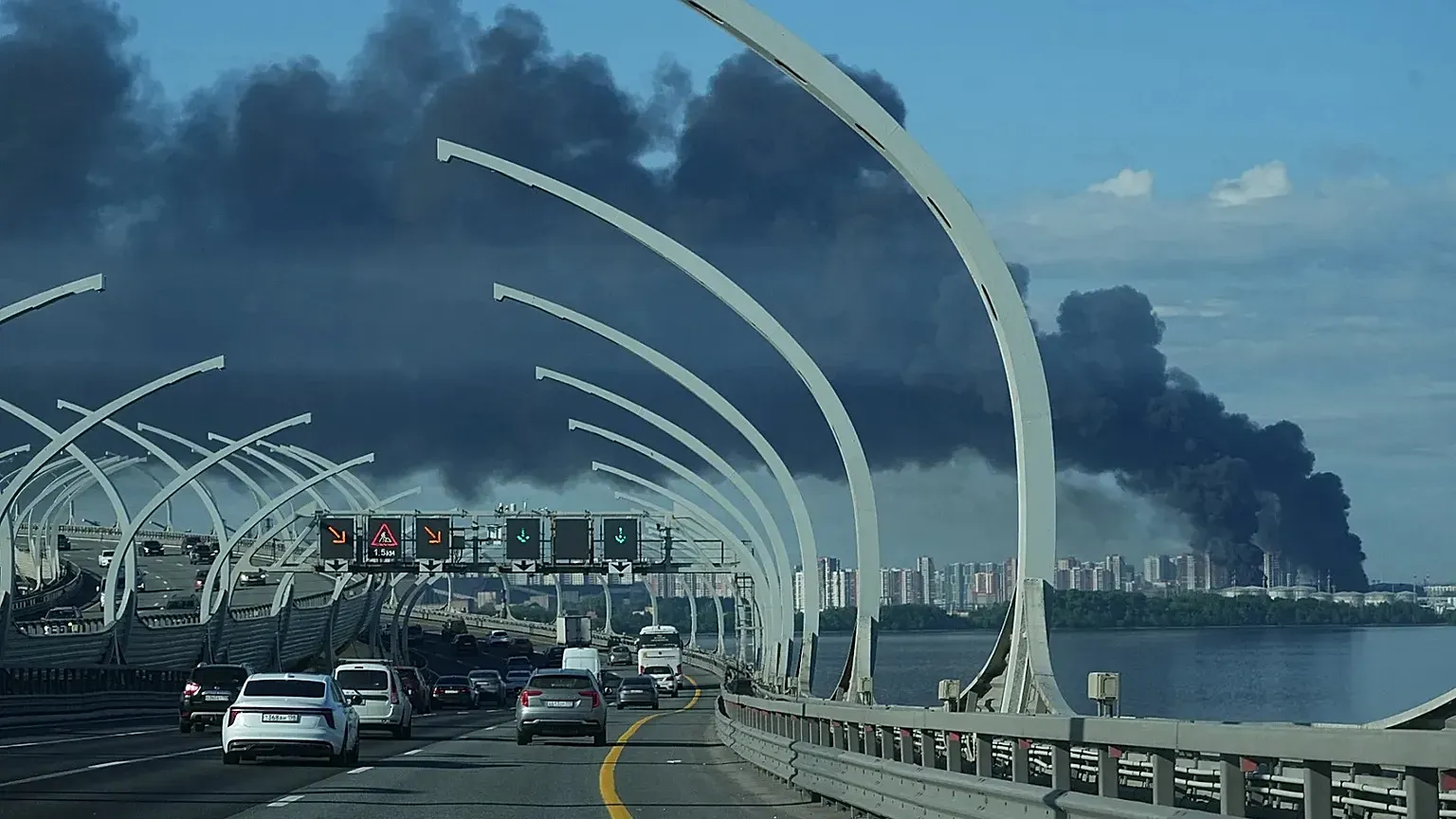 Ucrania golpeó terminal petrolera en San Petersburgo