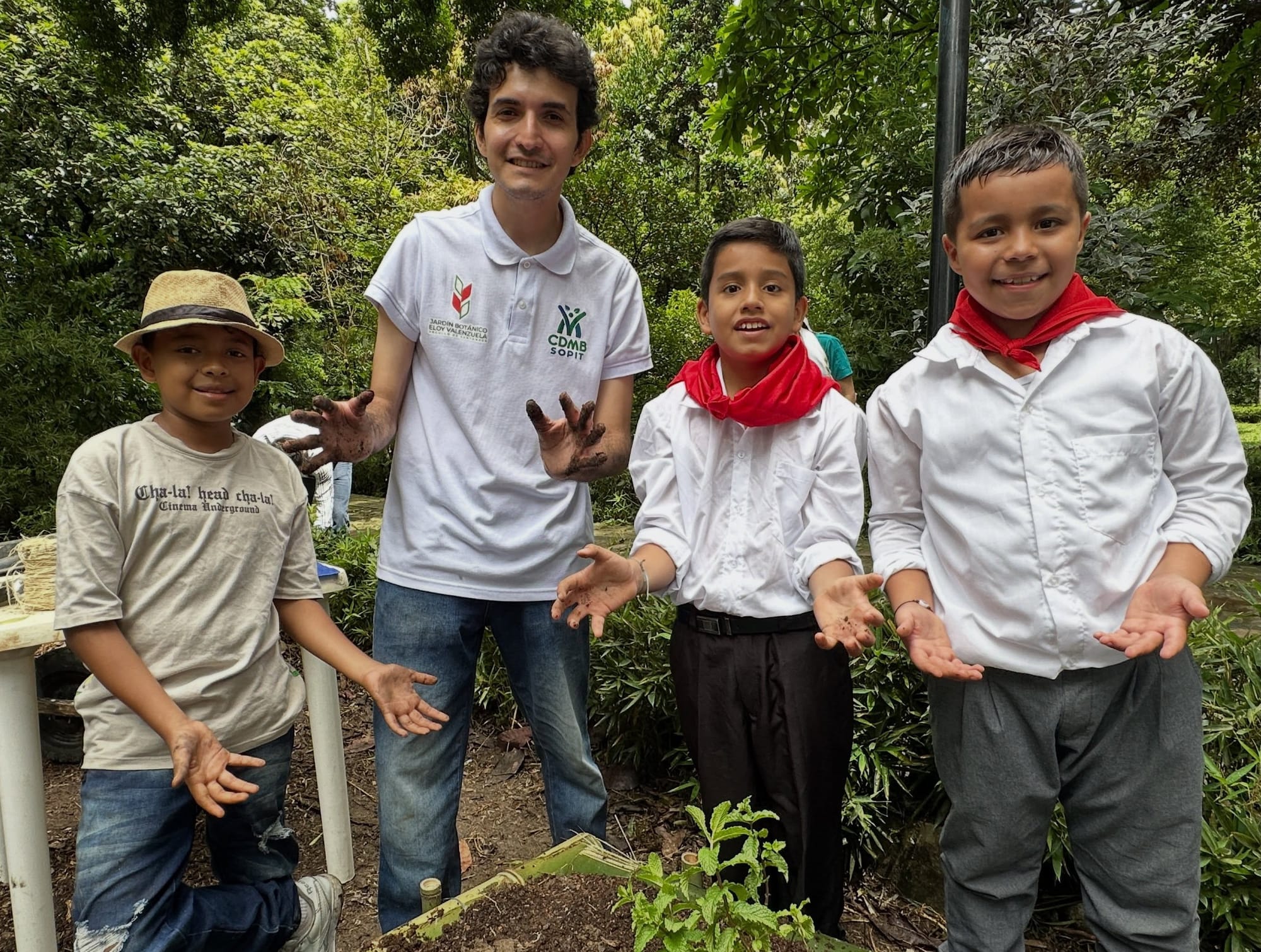 CDMB cosechando alimentos y cultivando valores