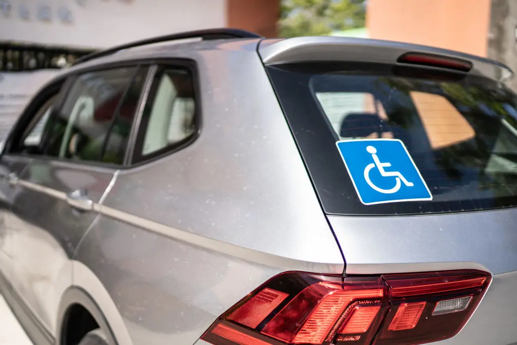 Vehículos que transportan personas con discapacidad tendrían excepción de pico y placa en todo el país
