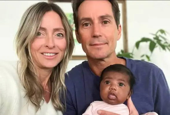 Inseminación equivocada: clínica implantó el embrión equivocado… la pareja decidió quedarse con la bebé