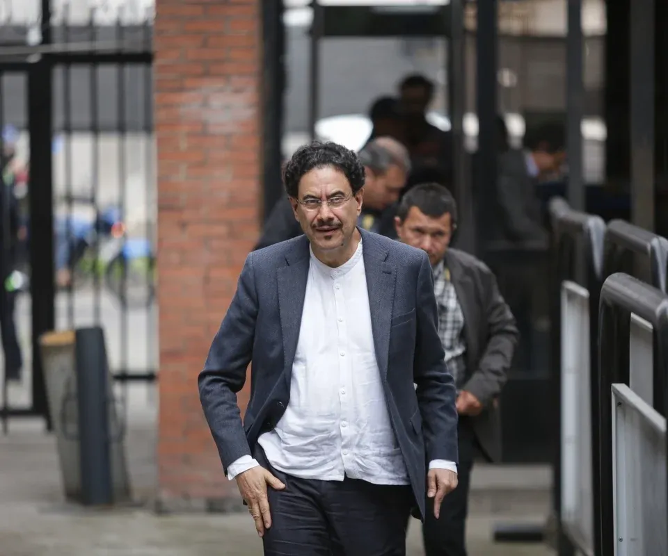 ¿Tarjetazo al Banco de la República? El polémico plan de financiamiento de Cepeda