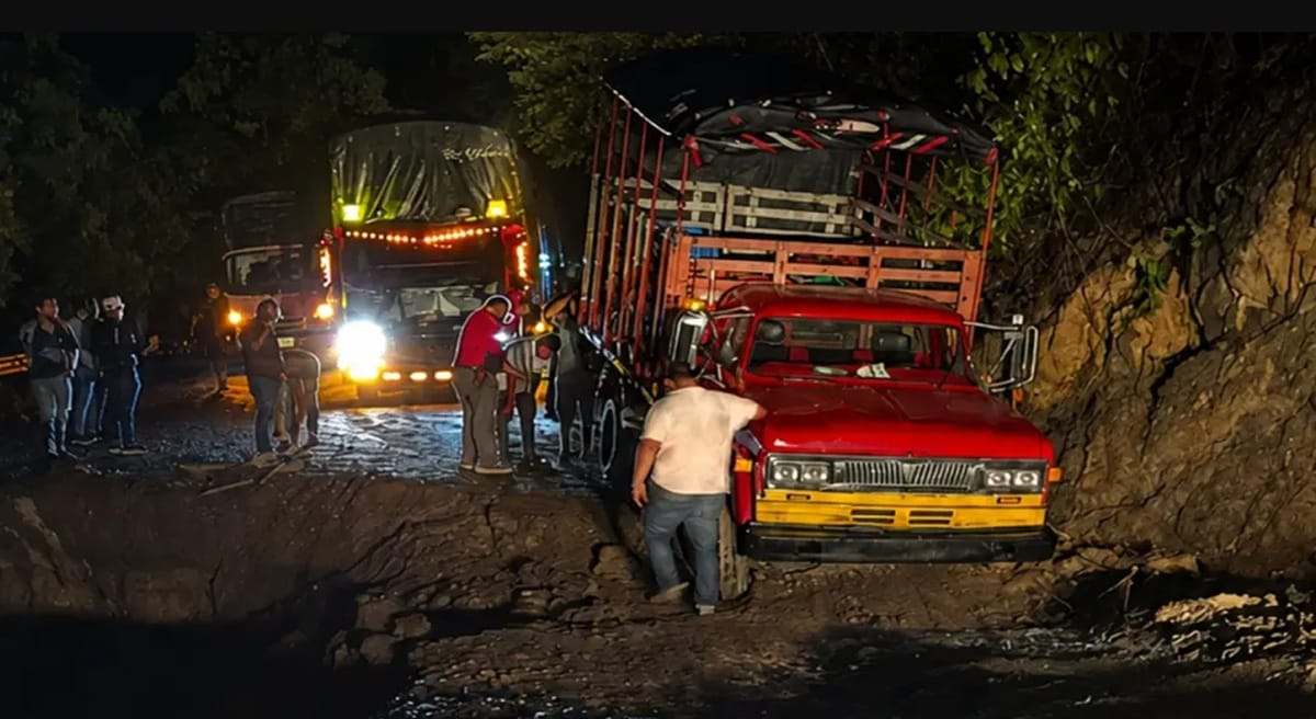 Varias emergencias viales por lluvias en Santander