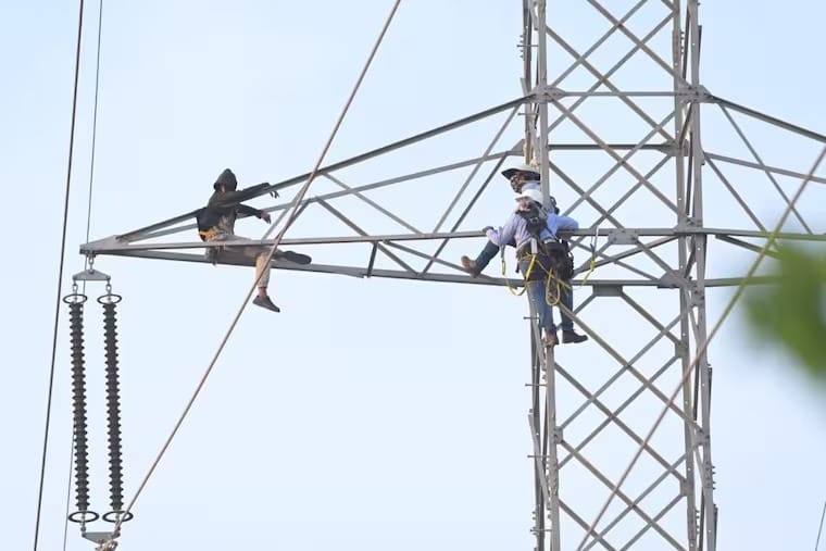 Caos en Barranquilla por hombre con machete en torre eléctrica