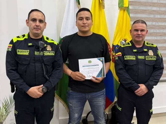 Condecoran a dos policías que frustraron robo en centro de Bucaramanga