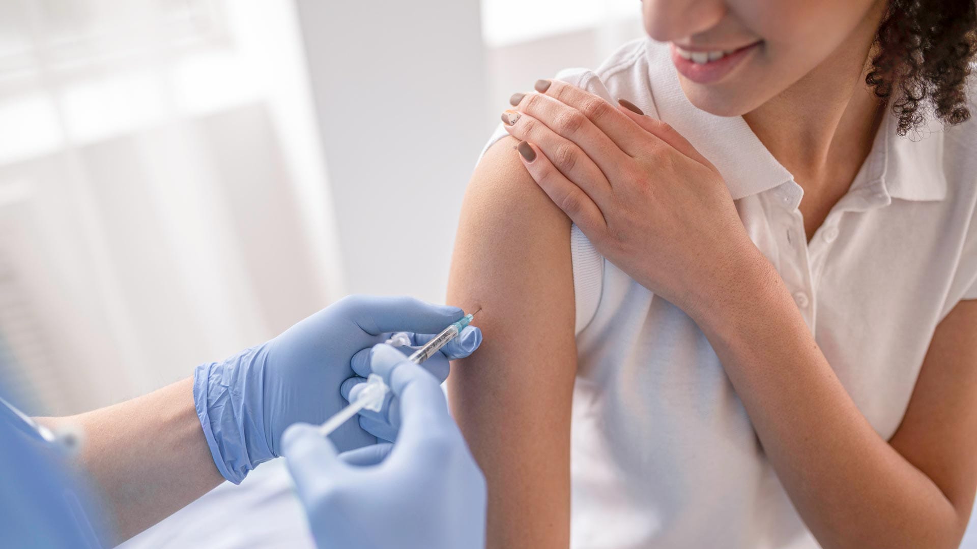 Vacaciones en medio del pico respiratorio: expertos recomiendan vacunarse contra la influenza antes de viajar