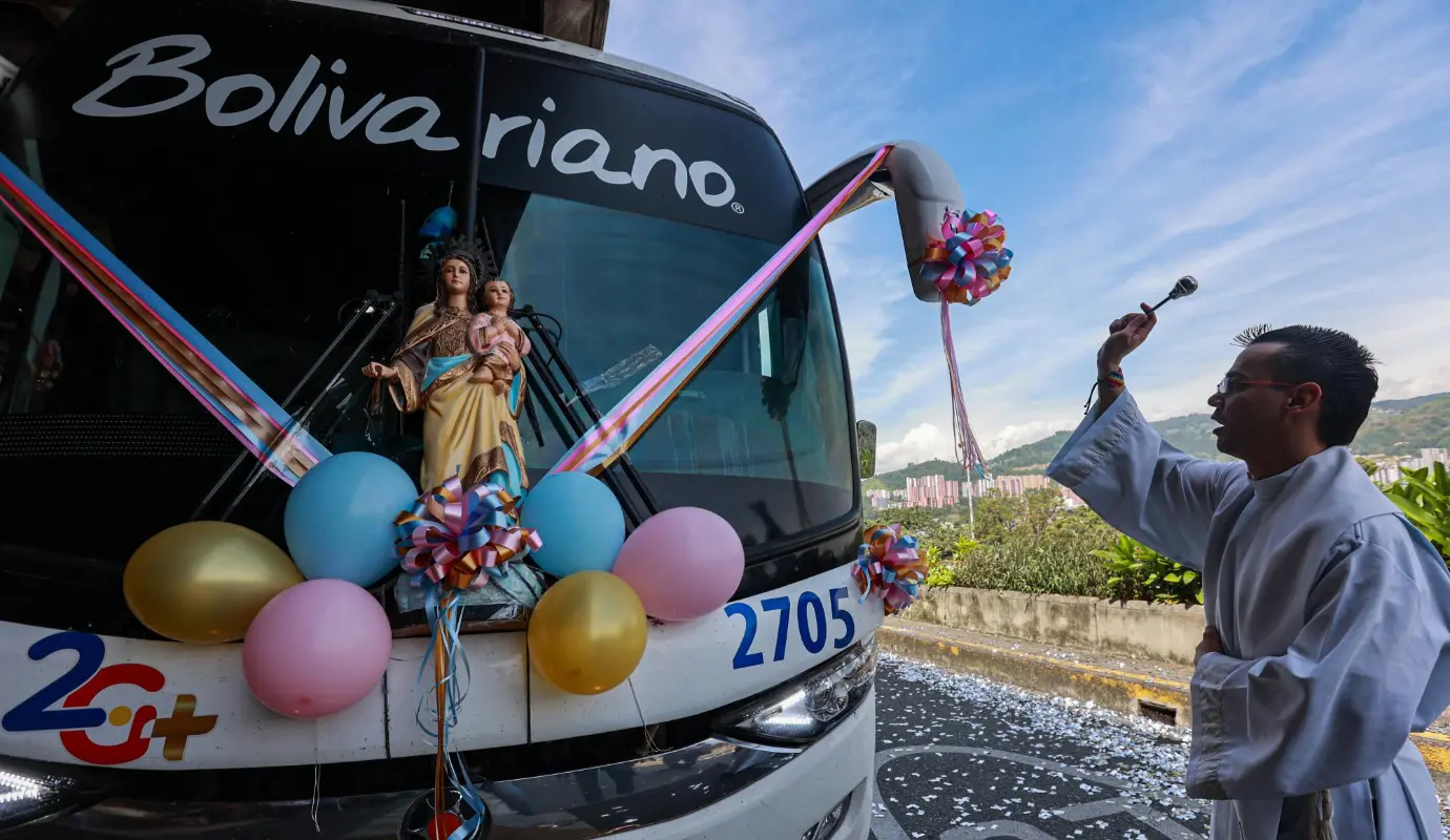 La Virgen que nunca viaja sola: la fe que acompaña el volante a los colombianos