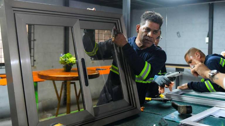 Gobierno nacional adopta medidas para fortalecer la industria del vidrio