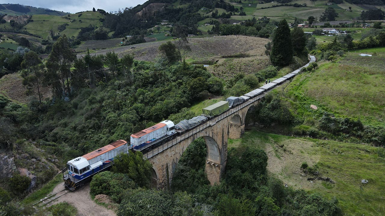 Quedaron adjudicados los proyectos de obra pública para los corredores férreos Bogotá-Belencito y Pacífico ¿A cuánto asciende toda la inversión?