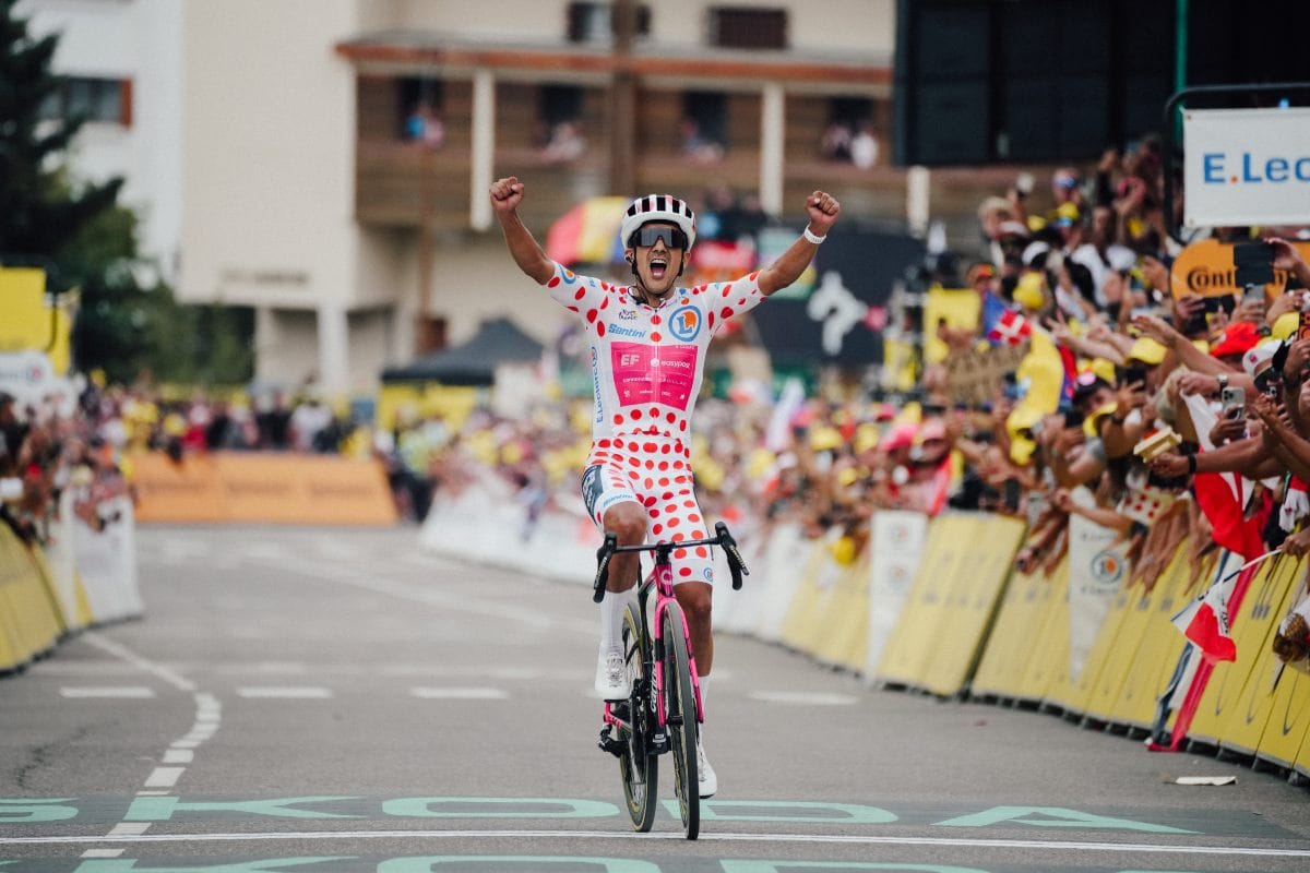 Carapaz gana en el Alpe d'Huez y Pogacar campeón virtual
