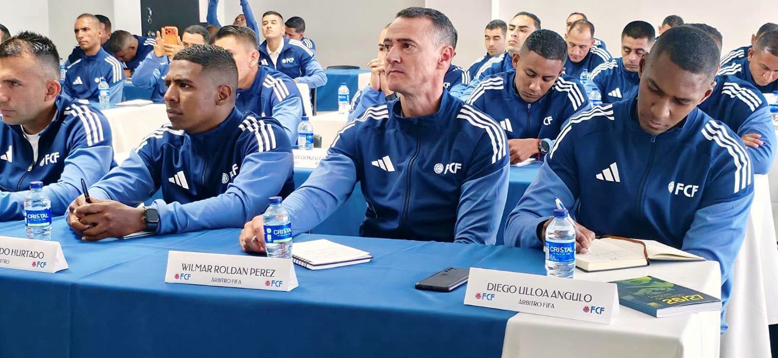 Árbitros FIFA y categoría A se preparan en Bucaramanga