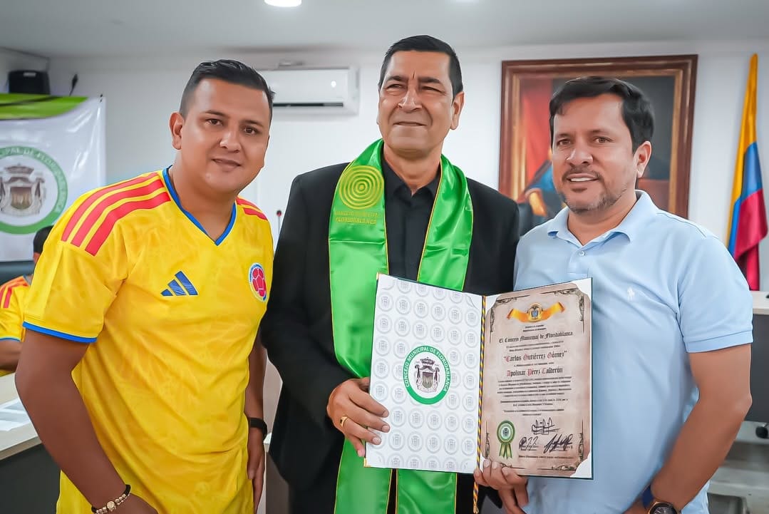 Condecoración al maestro Apolinar Pérez