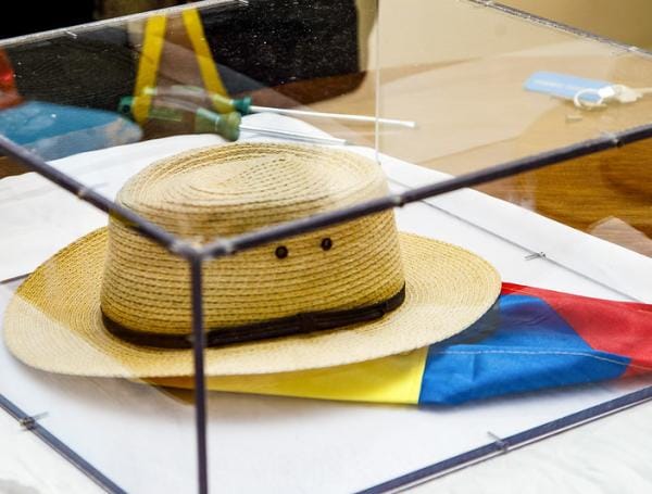 Petro defiende decisión de llevar el sombrero de Carlos Pizarro al nivel de referente para el pueblo colombiano