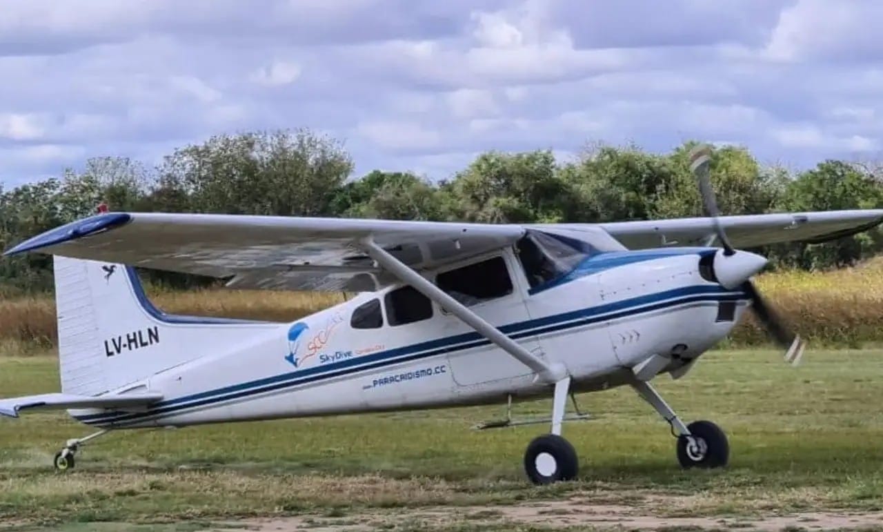 Piloto instructor muere tras arrojarse de un aeroplano