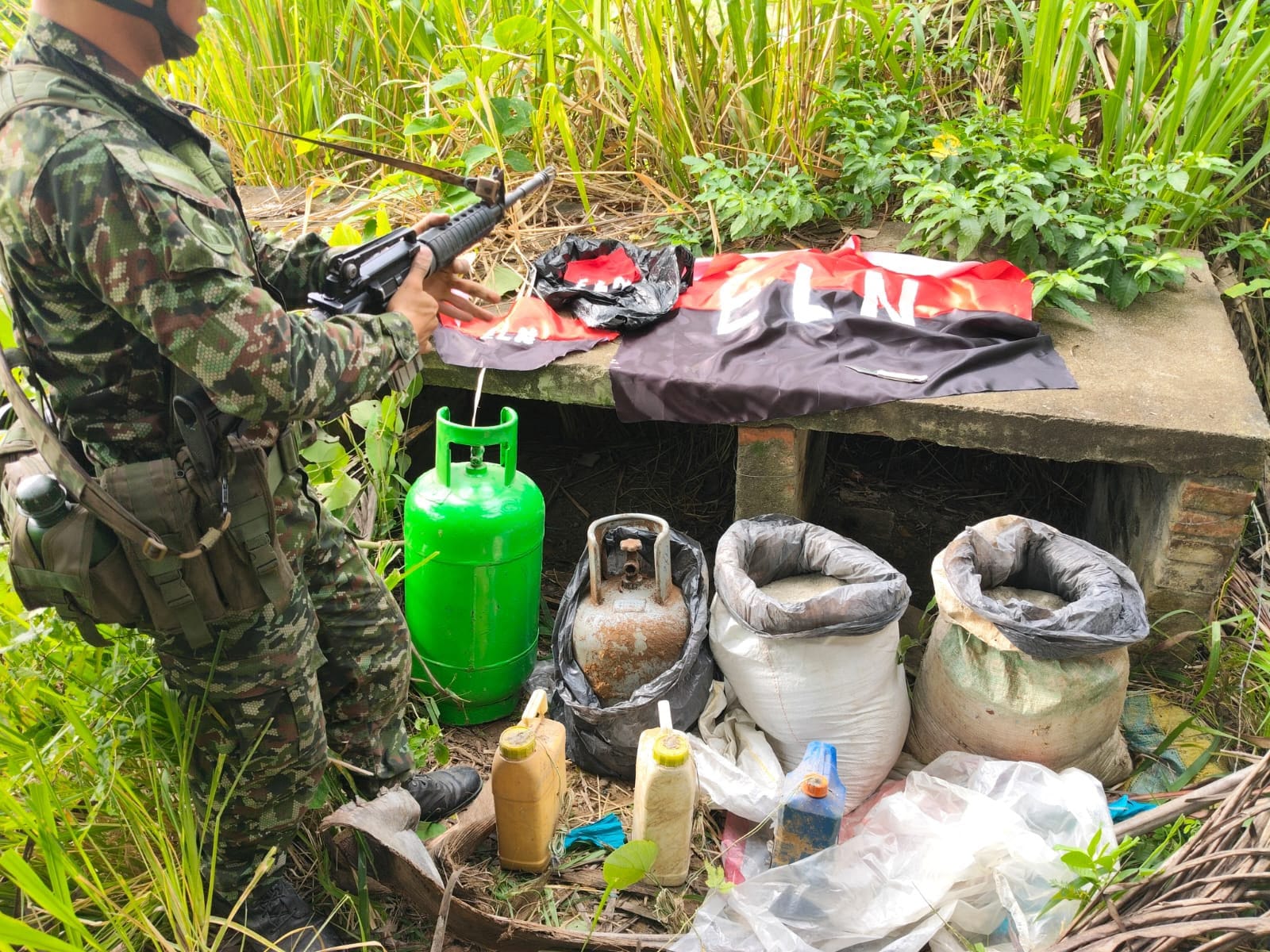 Caleta de explosivos del ELN fue descubierta y destruida por las autoridades