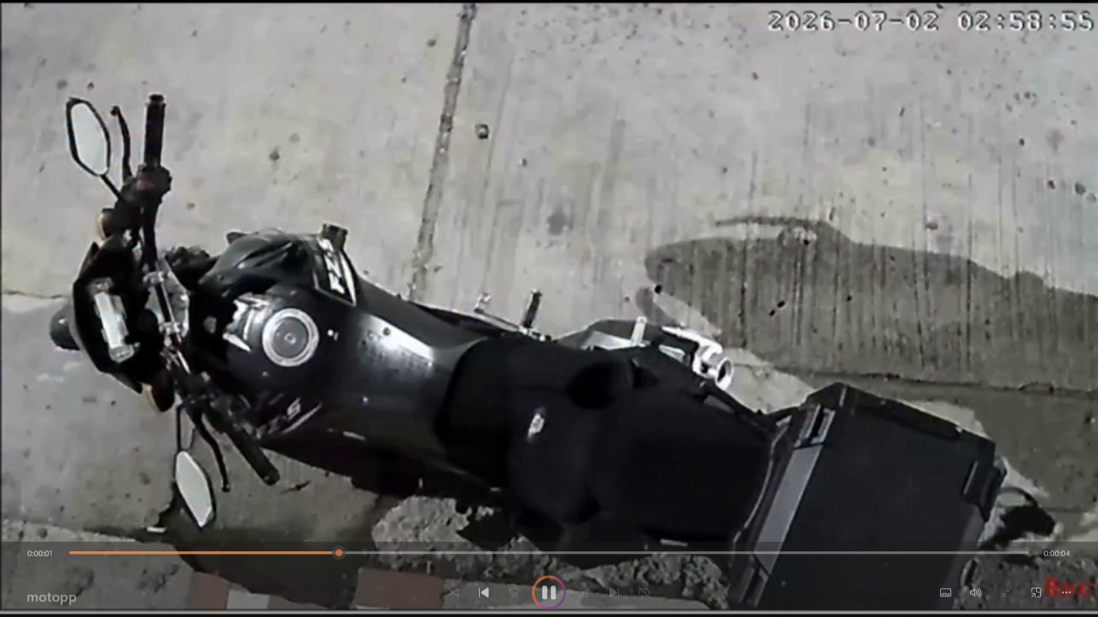 Cámaras de seguridad registraron robo de computador de motocicleta en San Gil, Santander