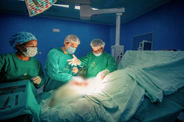 Extirpan tumor de más de 40 kilos a paciente que llevaba cinco años sin poder caminar