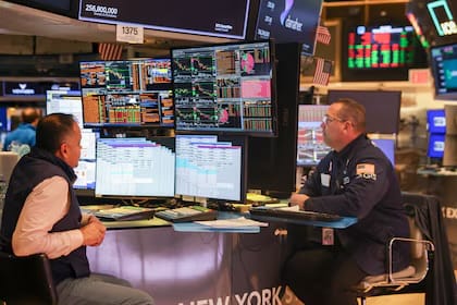 Wall Street abre con pérdidas por alza del petróleo y presión sobre Alphabet y Tesla