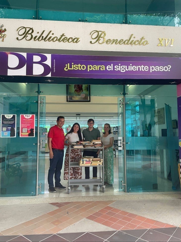 Egresados fortalecen la Biblioteca Benedicto XVI de la UPB Bucaramanga con donación bibliográfica