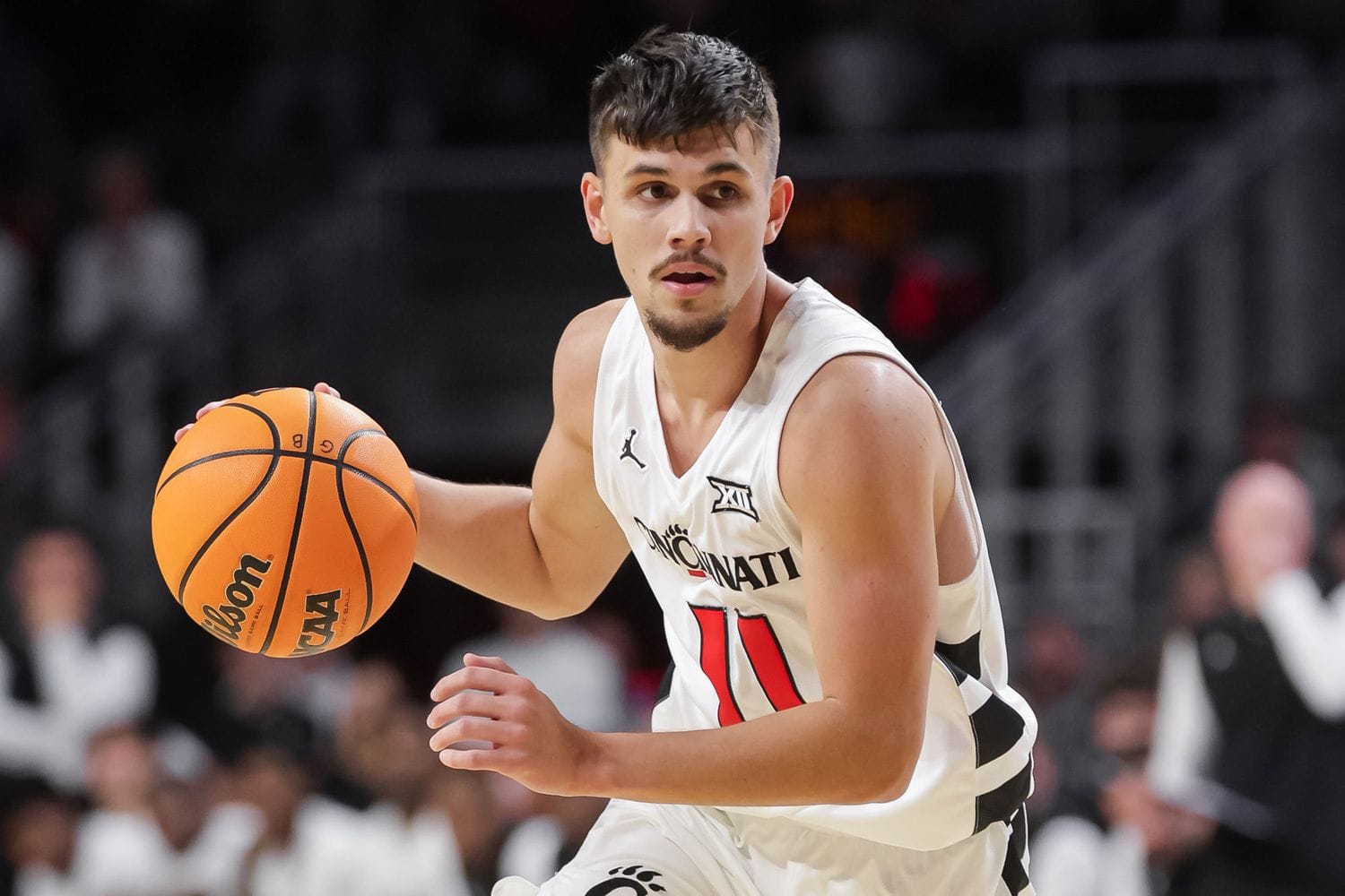 FBI detuvo a exfigura del baloncesto universitario por presunto fraude millonario
