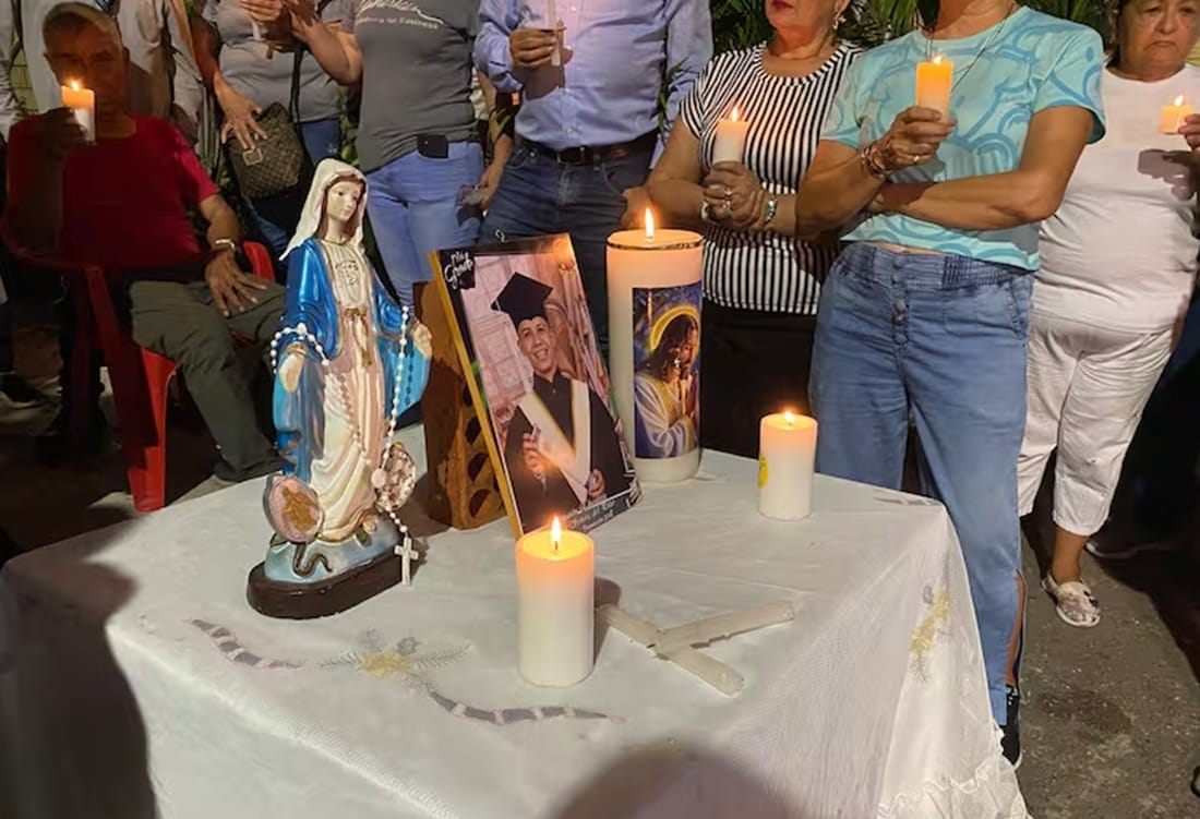Velatón en homenaje a Johan Sebastián Durán Guerrero bumangués asesinado por el ICE en EE.UU.
