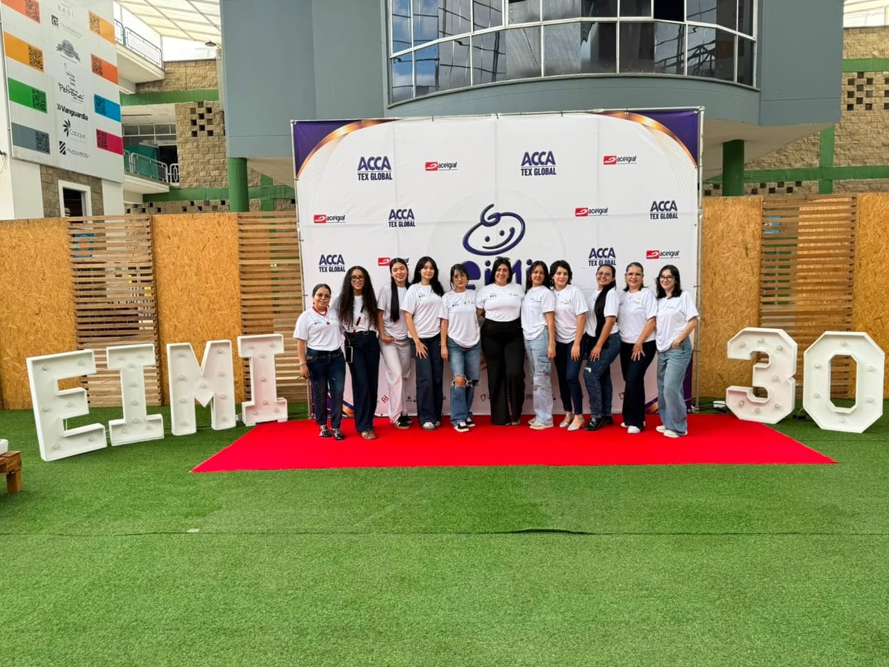 Docente de las UTS recibe reconocimiento a su trayectoria en la Feria EIMI 2026