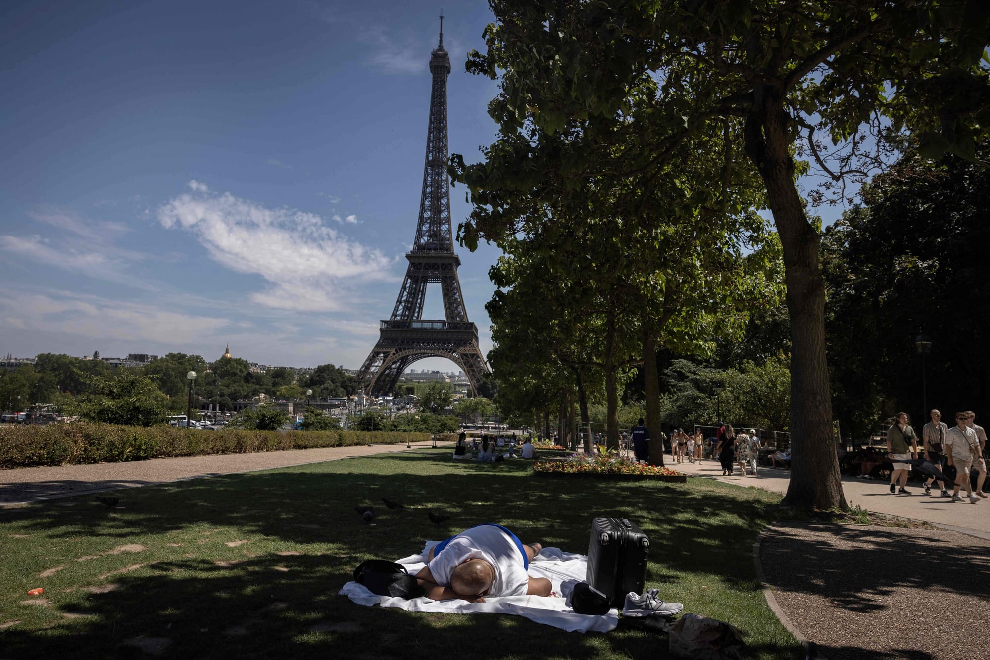 Ola de calor obliga a cerrar antes la Torre Eiffel y museos de París