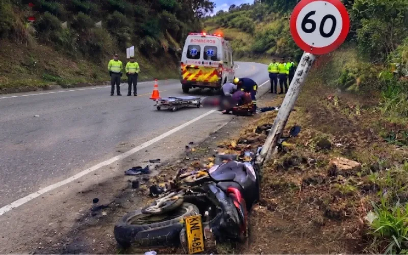 Paseo en moto terminó en tragedia: un muerto y un herido dejó violento accidente en Rionegro, Santander