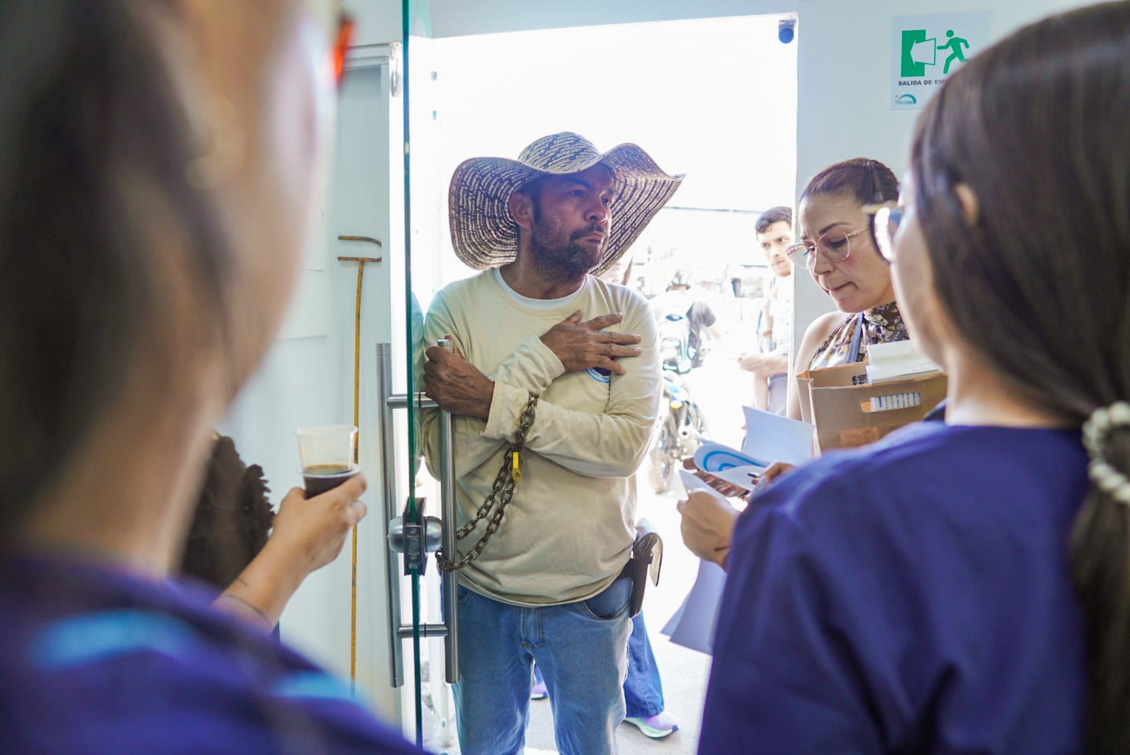 Hombre se encadenó para que le entreguen medicamentos en Barrancabermeja
