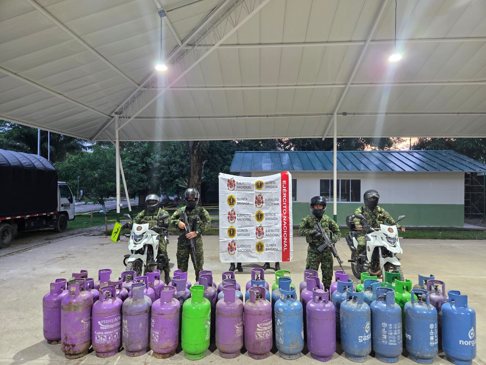 Golpe al ELN en el Magdalena Medio: Ejército incautó 41 cilindros de gas usados para negocio ilegal