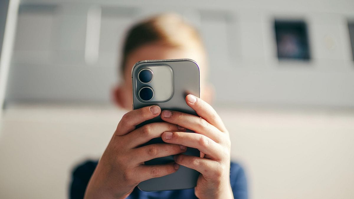 Francia prohíbe el acceso a redes sociales a menores de 15 años