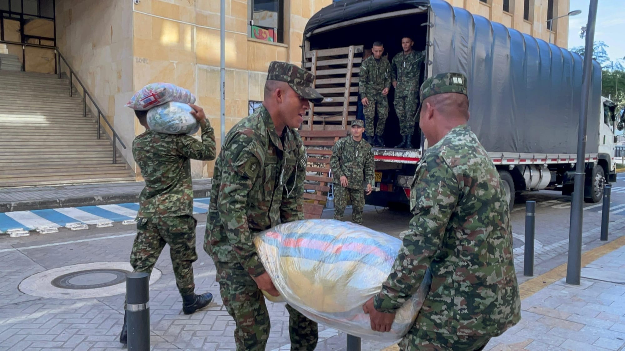 Ocho toneladas de esperanza salen de Bucaramanga rumbo a los afectados por el terremoto en Venezuela